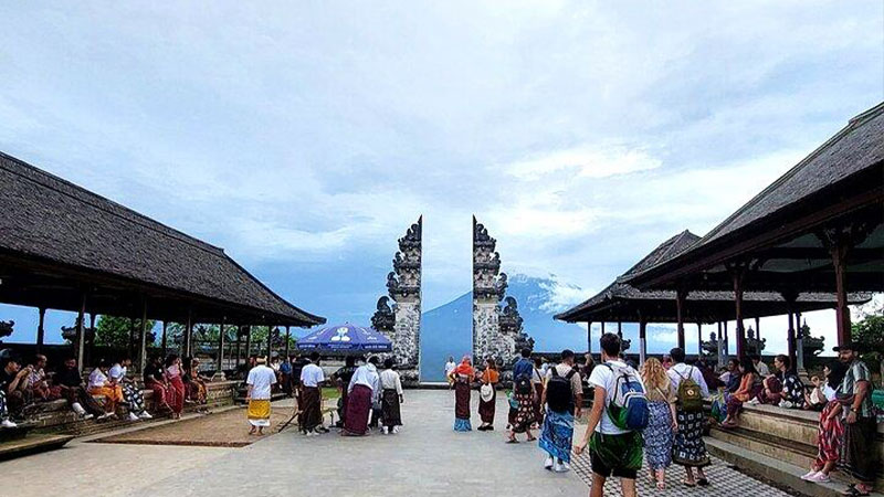 Lempuyang Temple Crowded Times